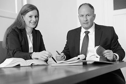 Foto: Partner am Schreibtisch