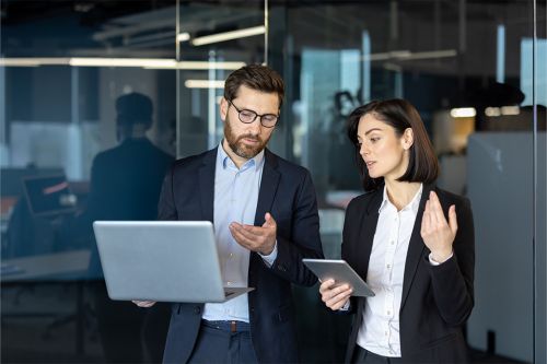 Zwei Personen in Besprechnung
