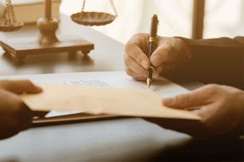 Person unterschreibt Dokument