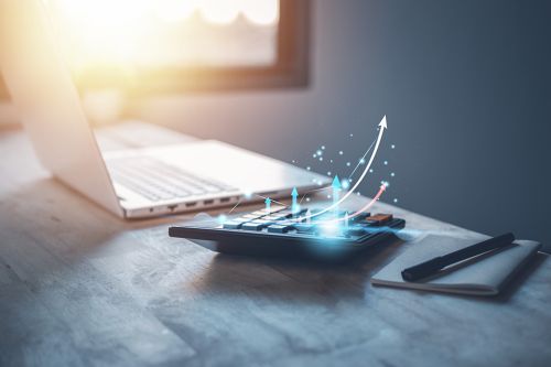 Laptop und Taschenrechner