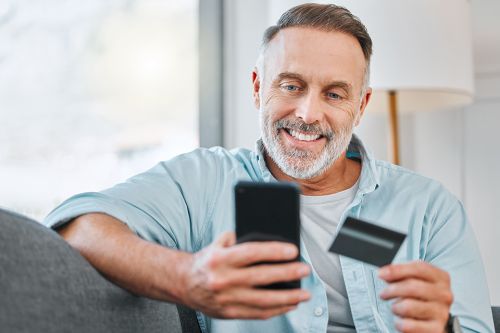 Mann mit Kreditkarte